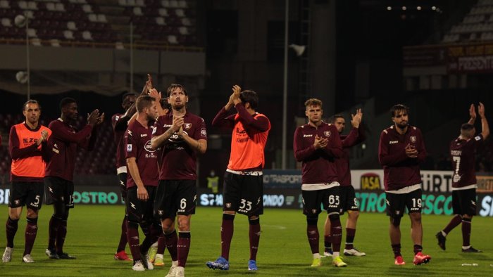 salernitana napoli 0 1 zielinski decide il derby granata ko a testa altissima