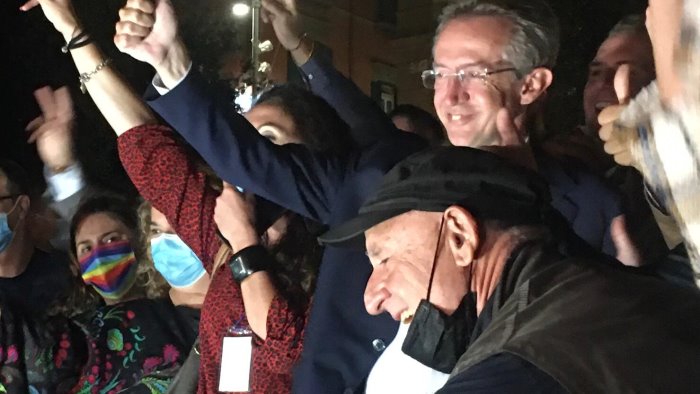 uragano manfredi vince la straordinaria normalita e il patto pd m5s