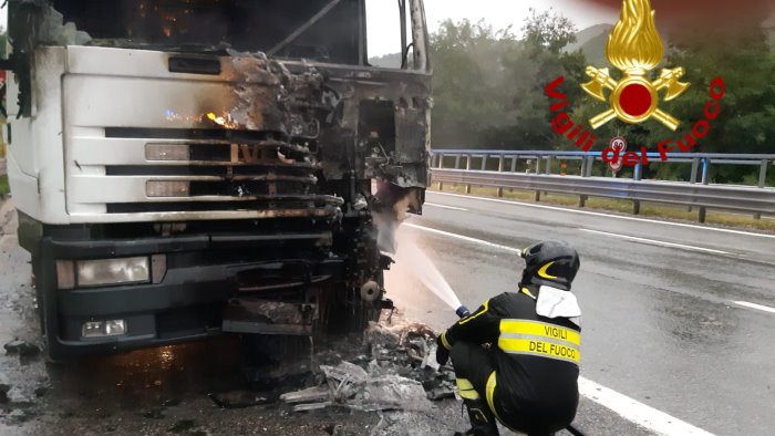 monteforte autotreno in fiamme sull autostrada paura per l autista