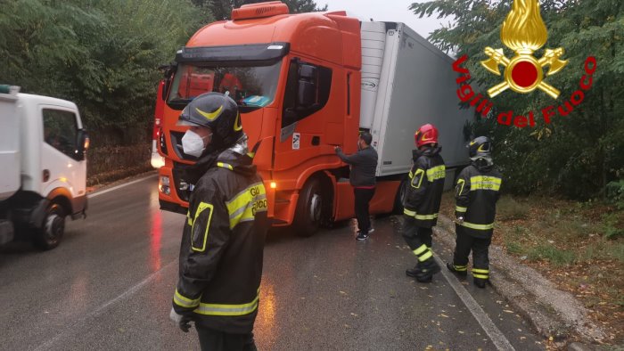 autocarro in avaria a contrada alvanite e servito l intervento dei vigili