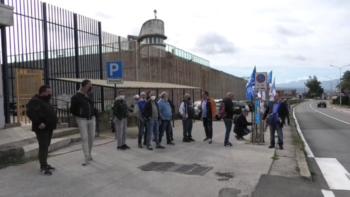 poco personele e troppe aggressioni in carcere sit in di protesta ad ariano