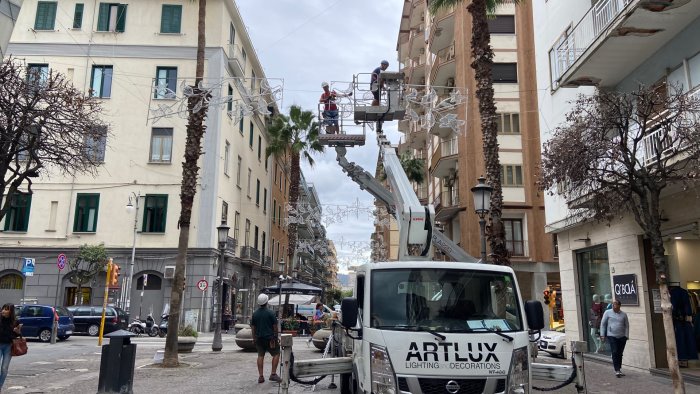 luci d artista partite le istallazioni sul corso cittadino