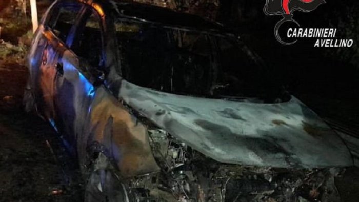 auto in fiamme nella notte indagano i carabinieri