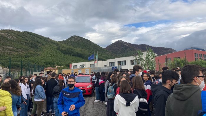 no ai doppi turni sit in di protesta al virgilio di mercato san severino