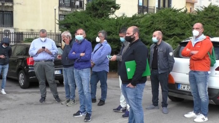 autisti in ritardo salta la firma del contratto la furia dei lavoratori