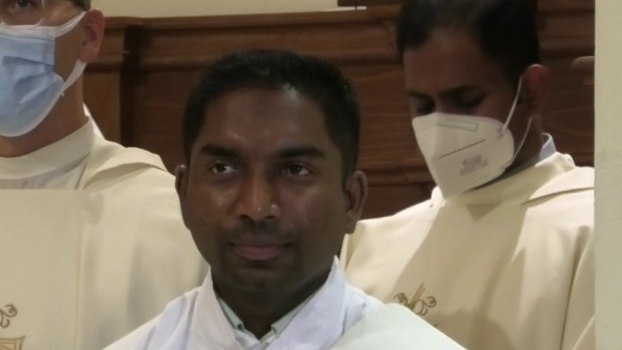 dall india a carpignano per diventare sacerdote la vocazione di sanil