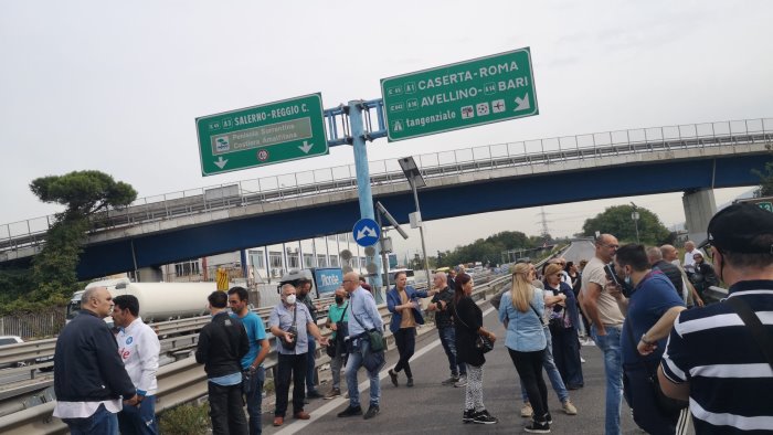 napoli riesplode la vertenza whirlpool i lavoratori bloccano l autostrada