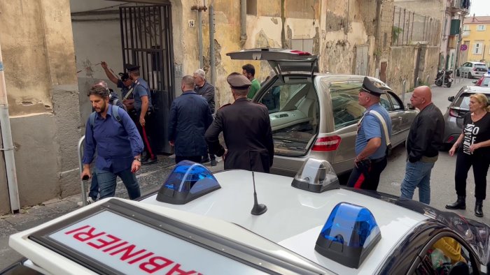 tragedia sul lavoro a portici operaio precipita dal tetto di un palazzo