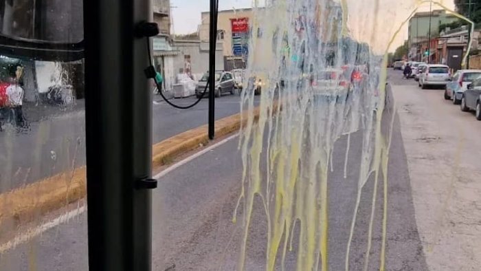 napoli lancio di uova contro bus dell anm il sindacato ora basta