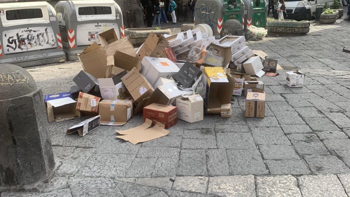 napoli cartoni per strada affidato il servizio in corso il ritiro dei cumuli