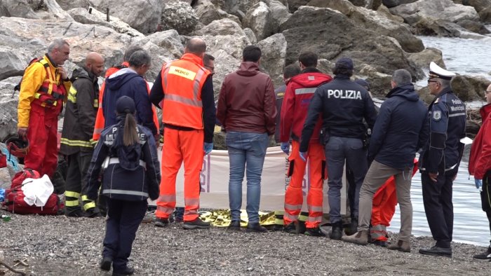 salerno choc sul lungomare cadavere di un uomo in acqua