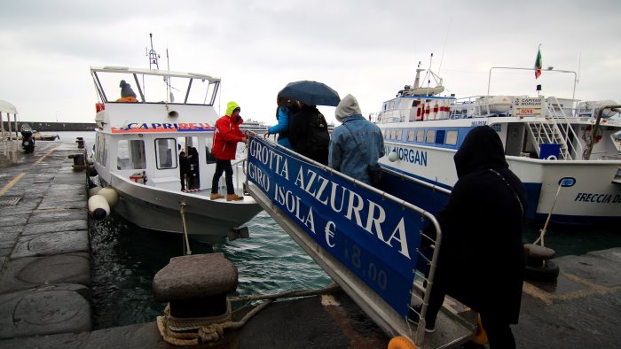 bomba d acqua a capri allagati i negozi della piazzetta