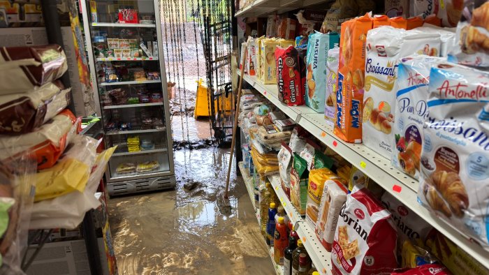 bomba d acqua sul cilento fango e detriti invadono strade negozi e case