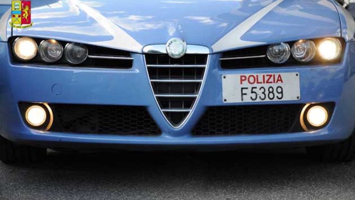 rubo le borsette a duen donne straniere in centro arrestato dalla polizia