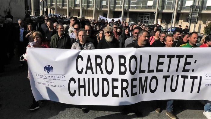 caro bollette la rabbia dei commercianti avellinesi cosi chiuderemo tutti