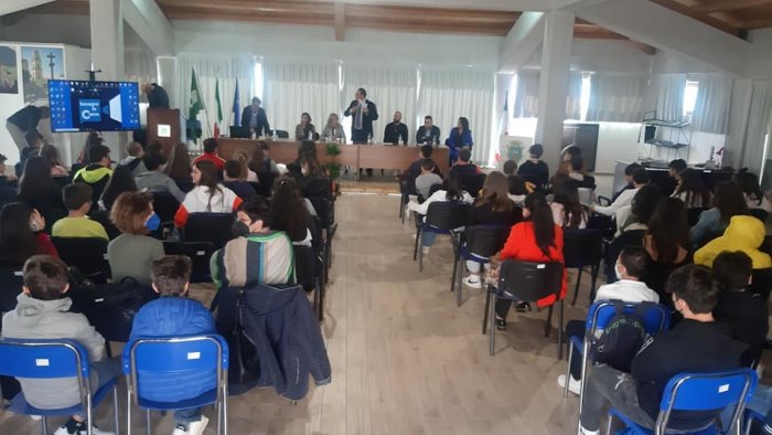 aquara studenti a lezione di legalita sicurezza e giustizia sociale