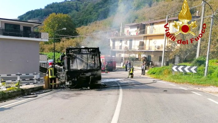 air autobus in fiamme fumo e paura sulla statale a monteforte irpino