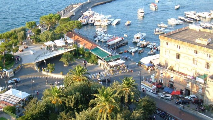 sorrento e trasporti via mare aut aut del sindaco coppola alle compagnie