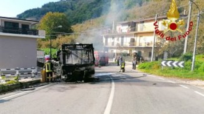 bus in fiamme a monteforte irpino air apre un inchiesta interna