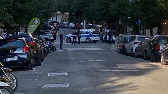 edificio a rischio crollo via alle attivita di puntellamento strada chiusa