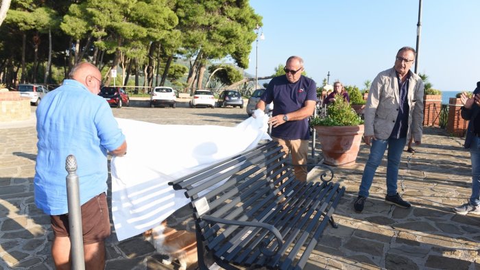 castellabate inaugurata una panchina in memoria di luigi di luccia