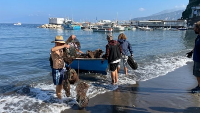 sorrento bonifica dei fondali marini recuperate due tonnellate di rifiuti