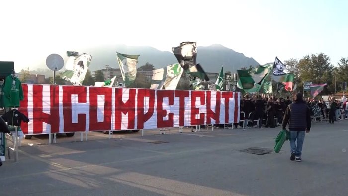 video avellino cerignola la protesta dei tifosi biancoverdi al partenio