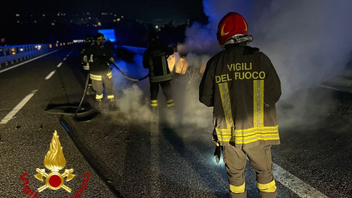 auto in fiamme in autostrada a monteforte paura per tre persone a bordo