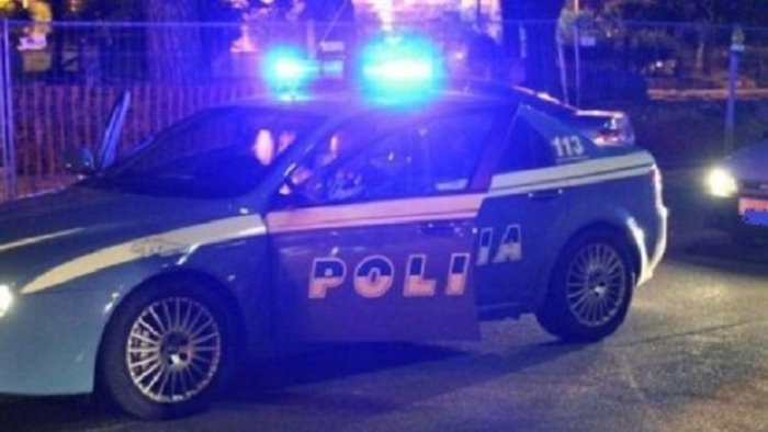 fa il matto in questura sfascia pc si lancia contro porta e aggredisce agenti