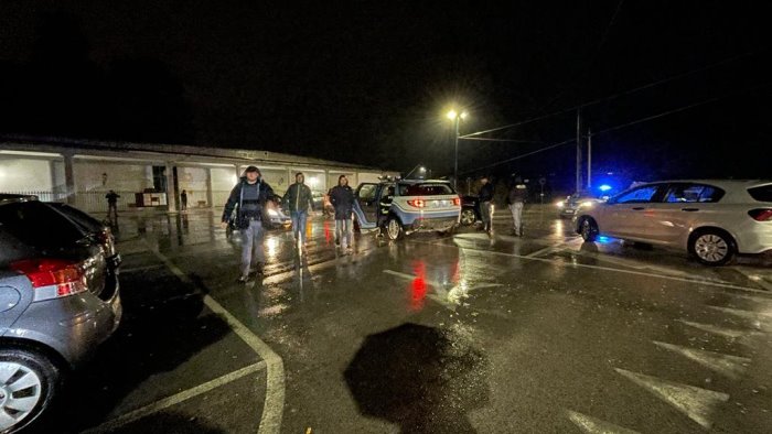 sparatoria cesinali cinque poliziotti indagati per la morte del rapinatore