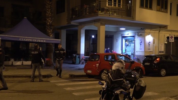 colpi di pistola davanti a una pescheria a salerno i residenti hanno paura