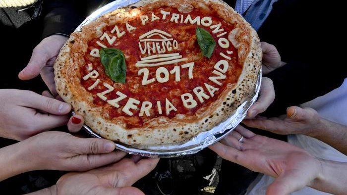 pizzeria a napoli nas e asl chiudono brandi dove fu inventata la margherita