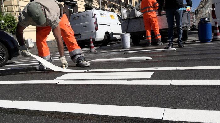 napoli sicurezza stradale operai a lavoro sulla segnaletica