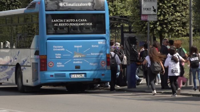 scuola e trasporti piu corse e orari piu utili il comune ringrazia l air