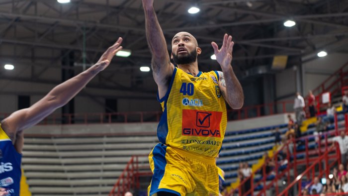 serie a basket prima vittoria per la givova scafati tezenis verona ko