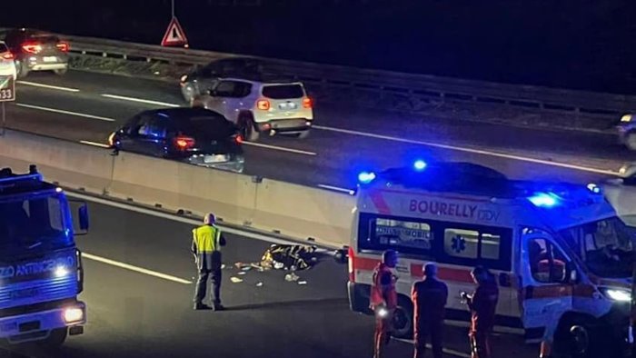 incidente sull a1 moto travolge uomo 2 morti sul colpo e un ferito