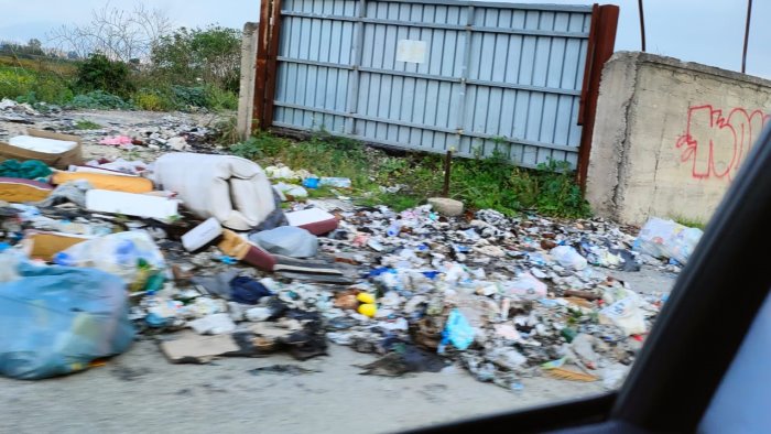 discarica a cielo aperto sversamenti abusivi e lancio di rifiuti dalle auto