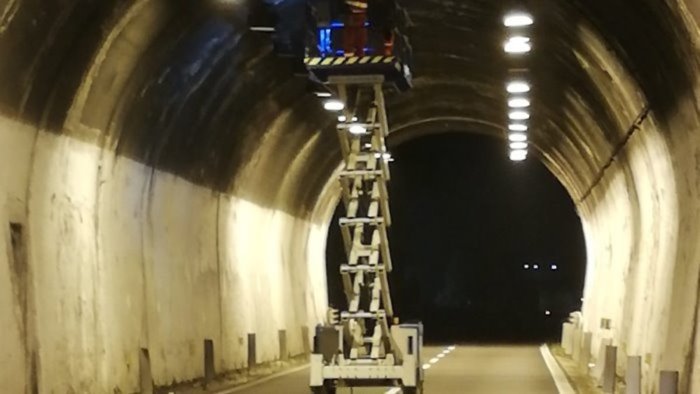 lavori sul raccordo galleria di solofra chiusa in entrambi i sensi di marcia