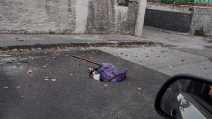 al rione traiano buca sulla strada tappata con il bidone dei rifiuti