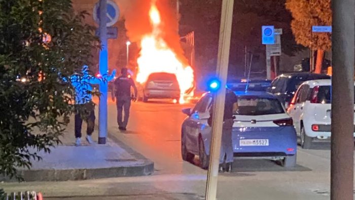 scende in tempo prima che un incendio bruci la sua auto