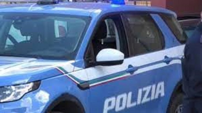 portici sorpresi con profumi contraffatti e denunciati