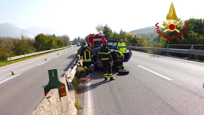 sbanda e finisce sul guard rail paura sulla avellino salerno