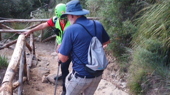 paura sul sentiero degli dei turista inglese cade e si rompe un piede