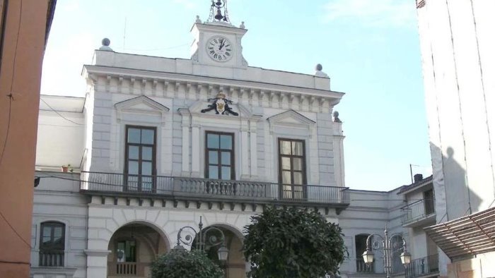 non si fermano i raid incendiari in citta in fiamme due scuolabus a san marzano