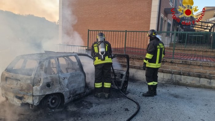 ariano auto in fiamme in via villa caracciolo nel rione martiri