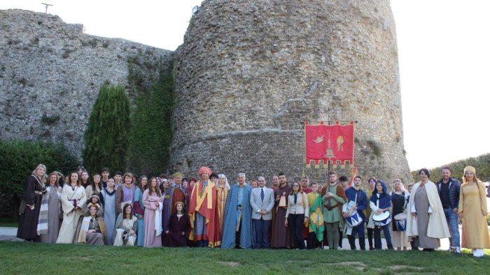 Rievocazione Storica Del Dono Delle Sacre Spine Studenti Protagonisti