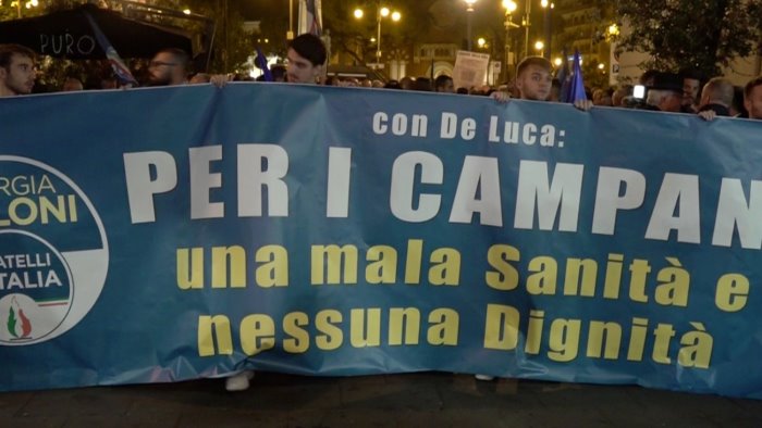 corteo di fdi contro la malasanita in campania con de luca nessuna dignita