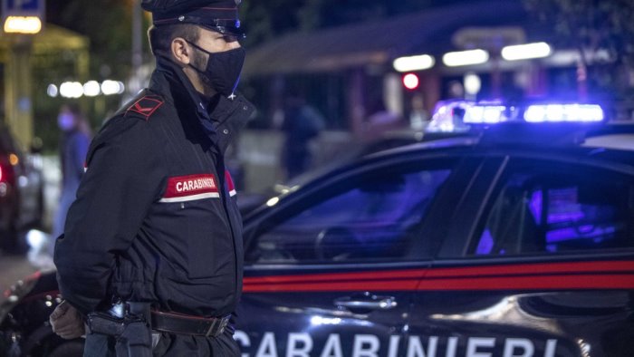 pugni in faccia alla moglie poi tenta di cancellare il sangue arrestato