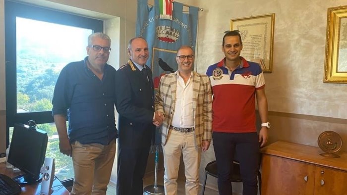 montecorvino rovella da il benvenuto al nuovo comandante di polizia municipale