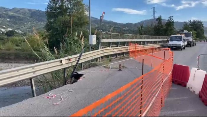 dopo il crollo riapre la strada sul ponte del fiume bussento a santa marina